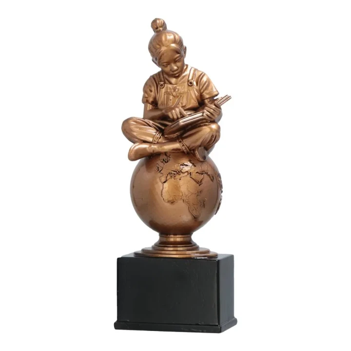 Statuetka Odlewana - Dziewczynka z Książką - RP8012/B
